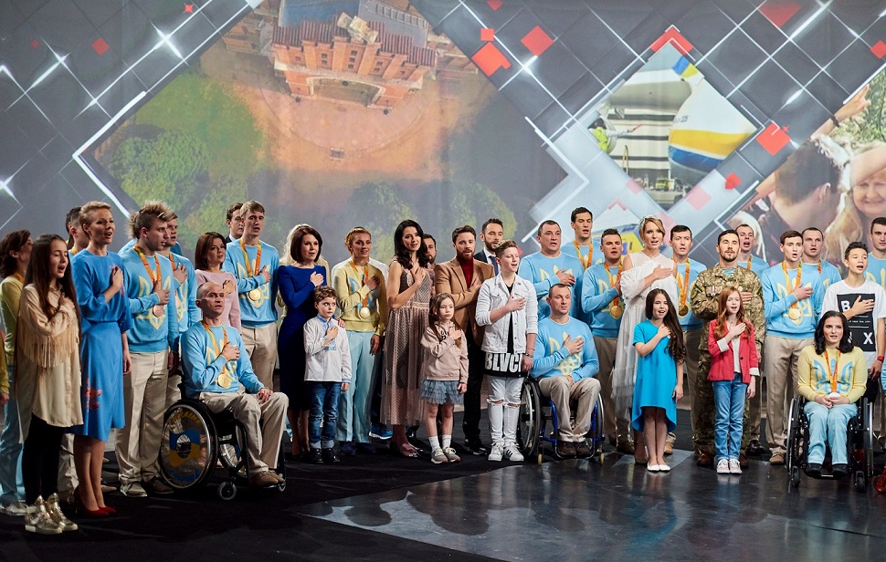 Джамала, Катя Осадчая, Елена Кравец и звезды "1+1" спели гимн Украины